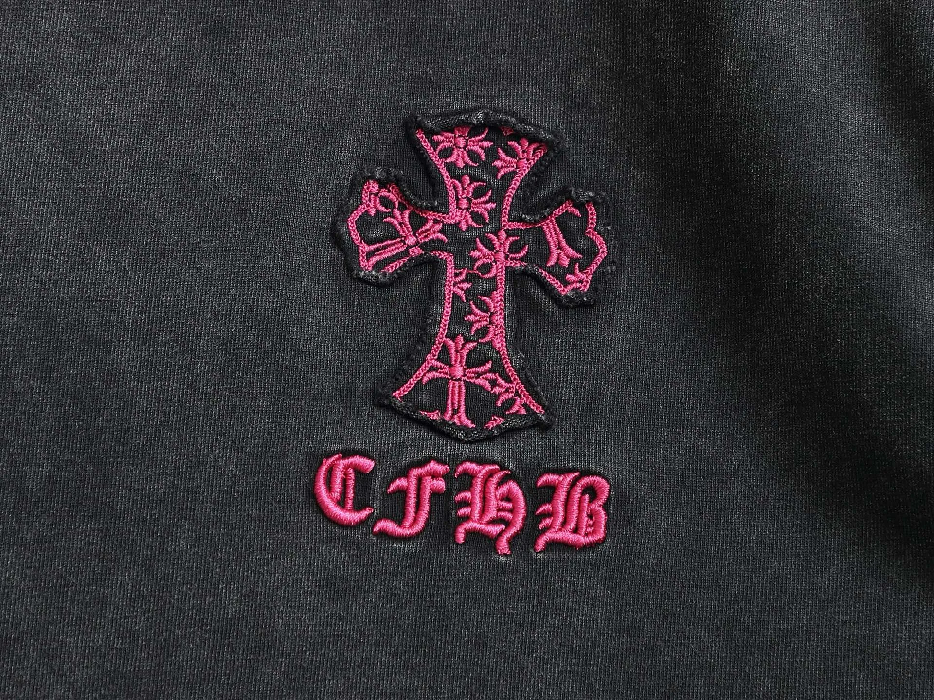 🅿️230 𝗖𝗵𝗿𝗼𝗺𝗲 𝗛𝗲𝗮𝗿𝘁𝘀/Cro Heart 2025 Cross Patch Embroidery Summer New Original Counter American Acid Washed Old Laser Burnt Patch Embroidery Couple Casual Short Sleeve T-shirt 👑The highest version! Customized fabric 300g double yarn! American acid-washed and distressed original fabric laser burnt ✟appliqué embroidery and exquisite embroidery of letters! The best-selling model at the counter. It is very comfortable to wear. It is low-key yet luxurious. It is very classy when worn. The large version and tailoring are needless to say. The upper body is exquisite and vivid👍High-end first-class materials. A truly palace-level product. The cotton from Turkey is of outstanding quality. After heavy washing, the clothes are very soft! Not picky, the upper body is absolutely stylish and extremely luxurious. Auxiliary materials: The original model has been authenticated and labeled ➕100% silk washed with water label. Genuine purchase-grade original hangtag➕matching hanging rope➕3D hanging beads➕original packaging bag. Craftsmanship: The original version has consistent wiring! The highest version of the armhole matching technique! Countless times of pattern making to 100% restore the original appearance! The correct version is the same for men and women, super eye-catching, super good-looking, and super atmospheric! Color: White Black Size: S-XL